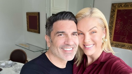 Edu Guedes tem alta de hospital após cirurgia para retirada de tumor: '10 dias antes do previsto' - Chef e apresentador foi submetido no sábado (5) a uma pancreatectomia robótica que teve duração aproximada de seis horas.