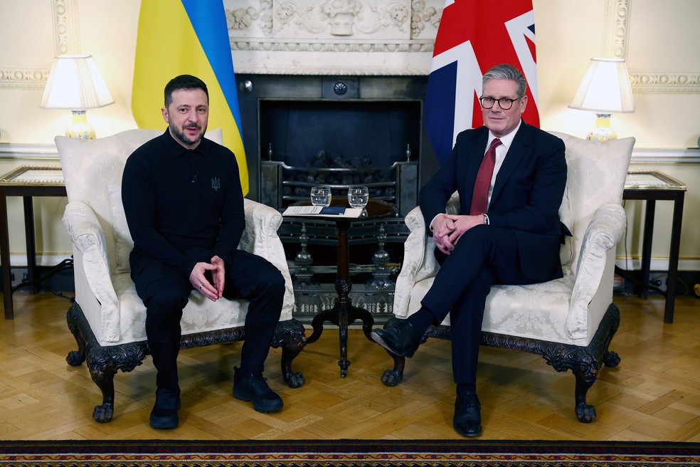 O primeiro-ministro britânico, Sir Keir Starmer, e o presidente ucraniano, Volodymyr Zelenskiy, se encontram durante uma reunião bilateral em 10 Downing Street — Foto: Peter Nicholls/Pool via REUTERS