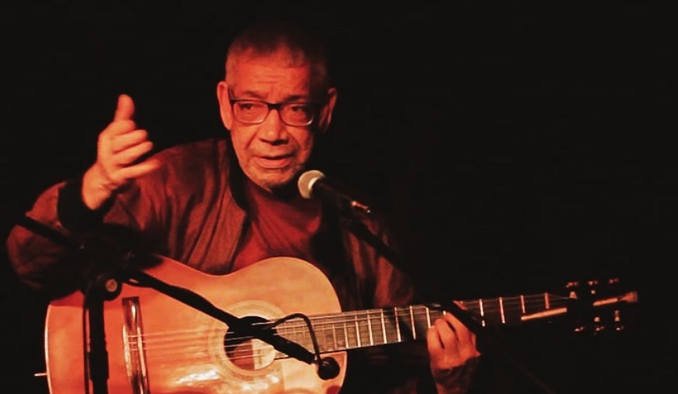 O músico Hélio Delmiro toca violão e guitarra — Foto: Reprodução / Instagram Hélio Delmiro