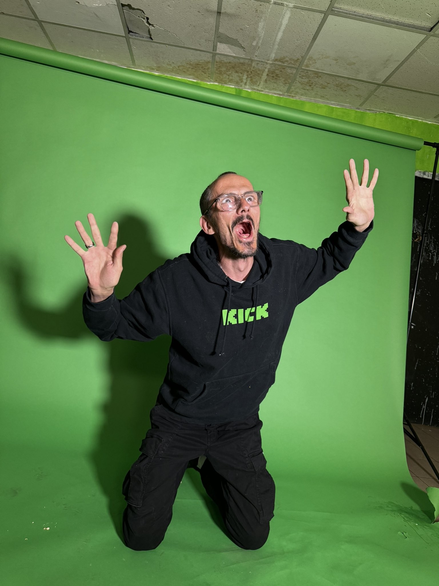 Influenciador morre durante transmissão ao vivo na França e acende alerta sobre violência nas redes