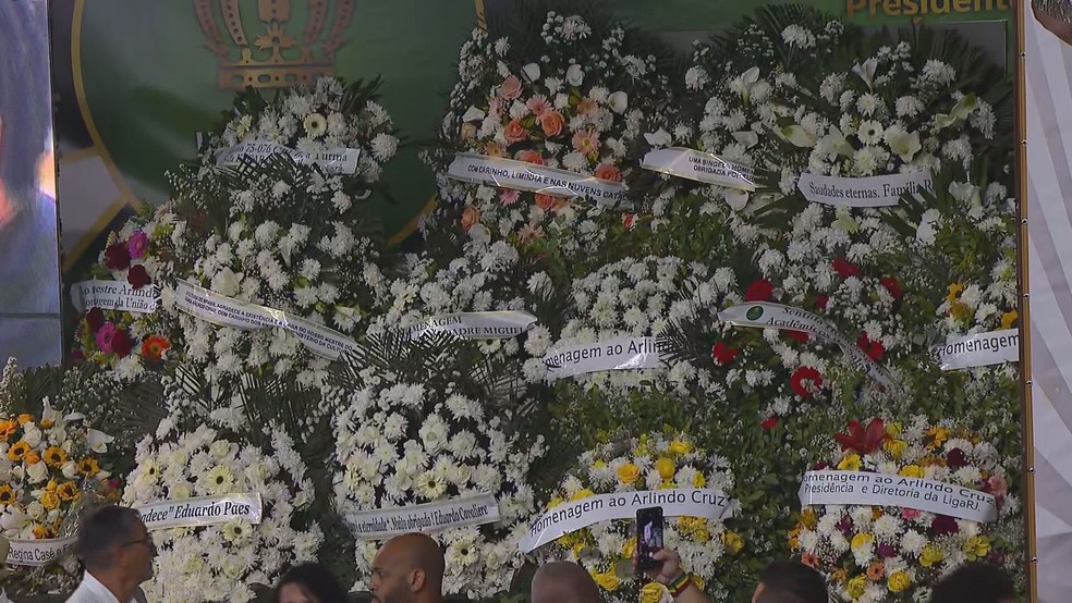 Coroas de flores no velório de Arlindo — Foto: Reprodução/RJ2