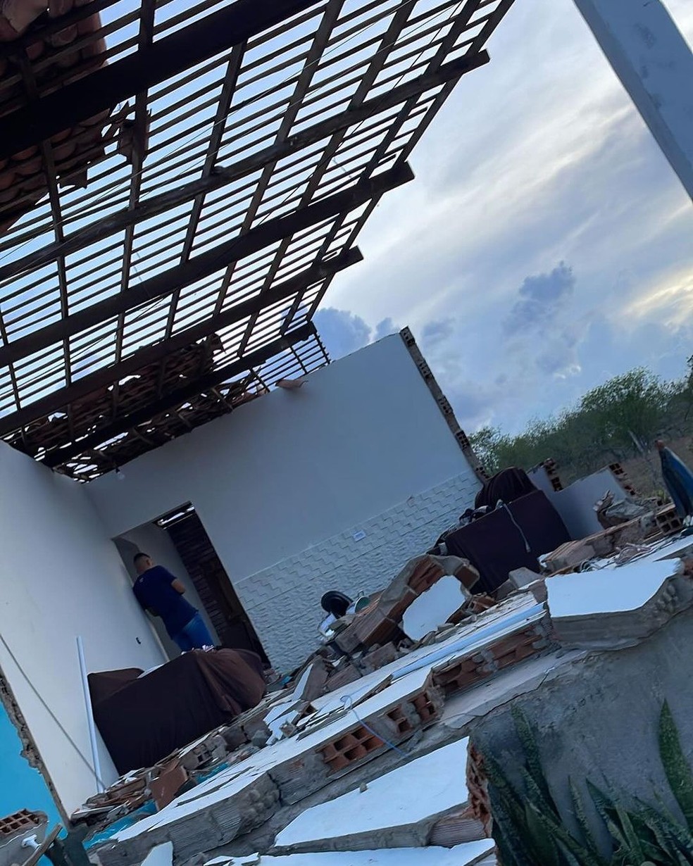 Casa destelhada e com paredes derrubadas por redemoinho de terra em Estrela de Alagoas, Agreste de AL — Foto: Arquivo pessoal