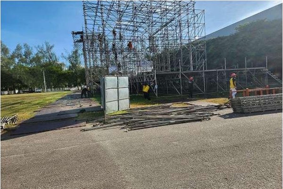 Foto tirada por perito mostra estrutura do I Wanna Be Tour sendo desmontada — Foto: Reprodução/Arquivo Pessoal