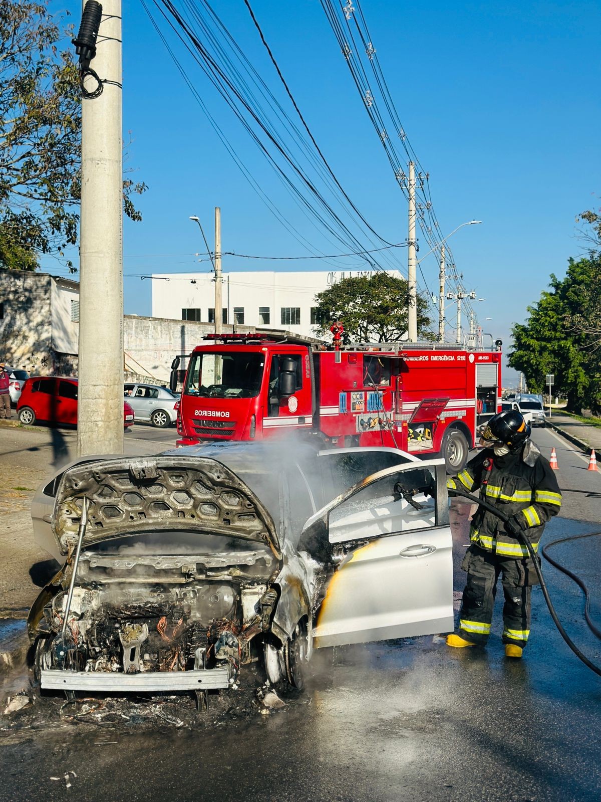 VÍDEO: Carro pega fogo em avenida movimentada de Taubaté, SP