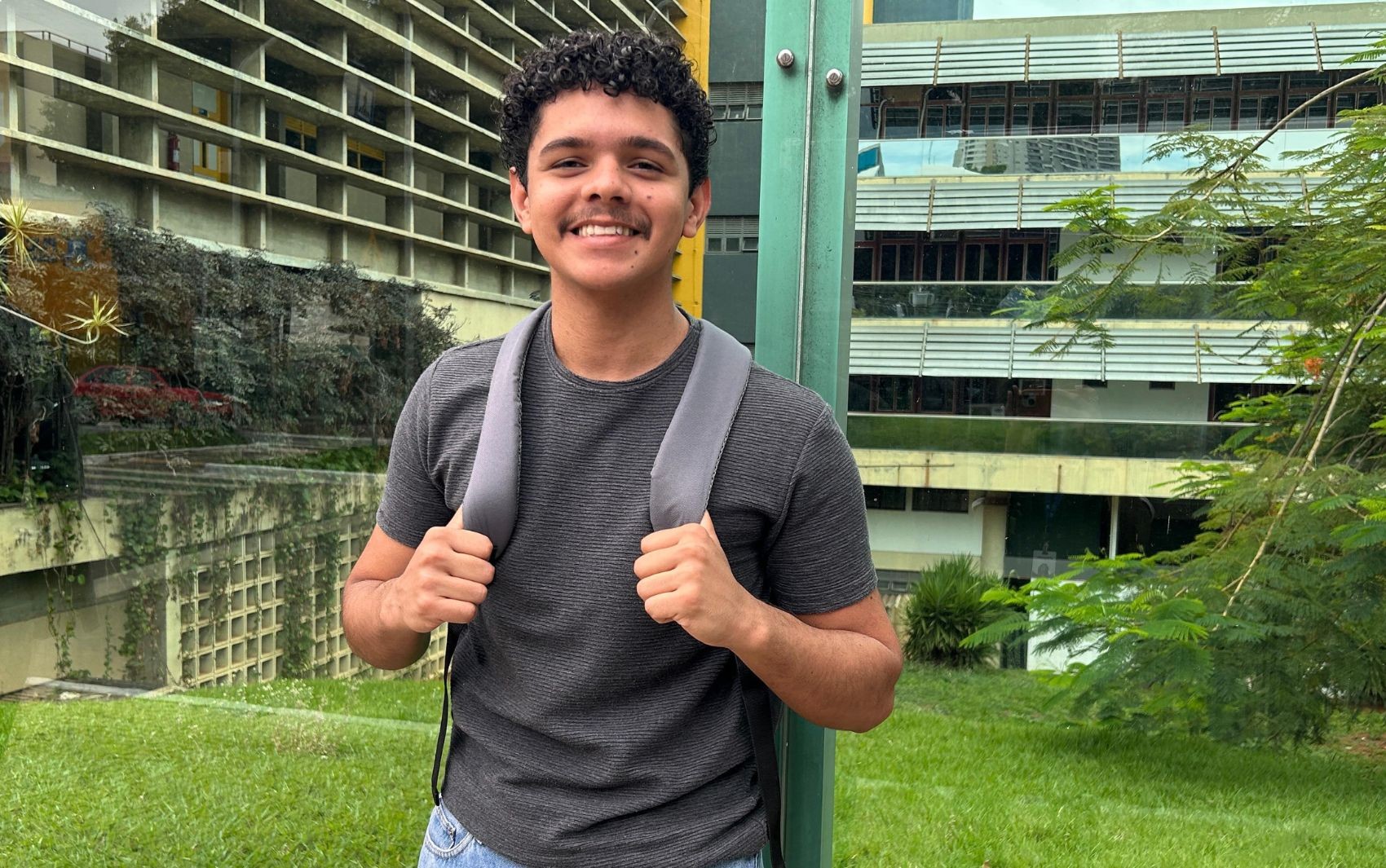 estudantes realizam provas em busca de carreira alternativa