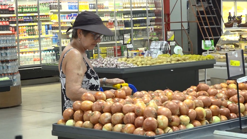 A aposentada Elzi Mol disse que sentirá falta dos supermercados abertos aos domingos — Foto: Reprodução/ TV Gazeta