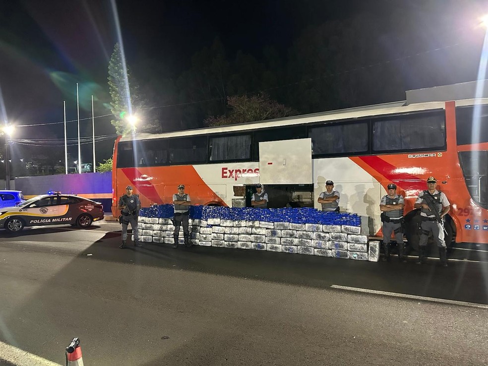 Motoristas e guia paraguaios são presos com 1,5 tonelada de maconha em ônibus na Rodovia Raposo Tavares — Foto: Polícia Rodoviária