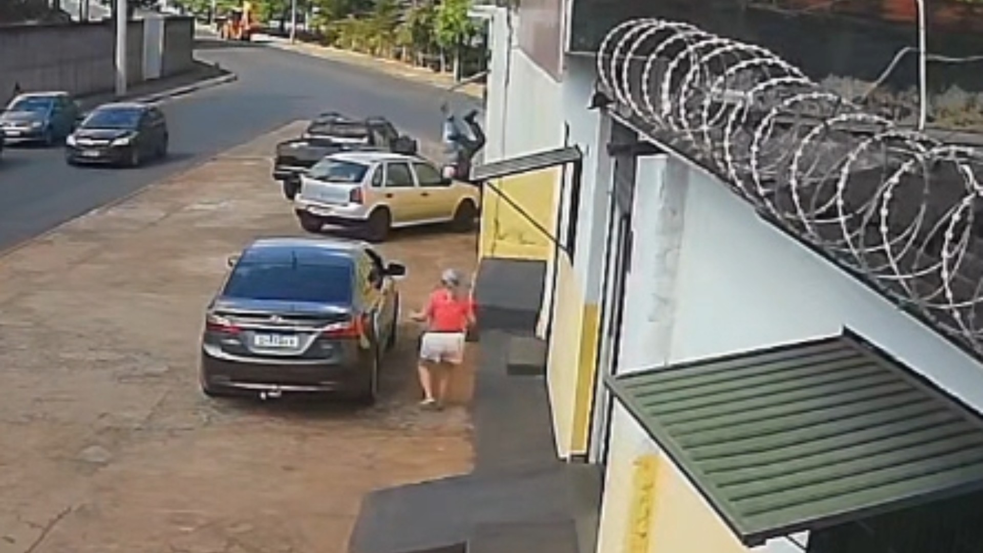 VÍDEO: Irmãos são lançados de moto após um carro atingir a traseira do veículo em Uberlândia