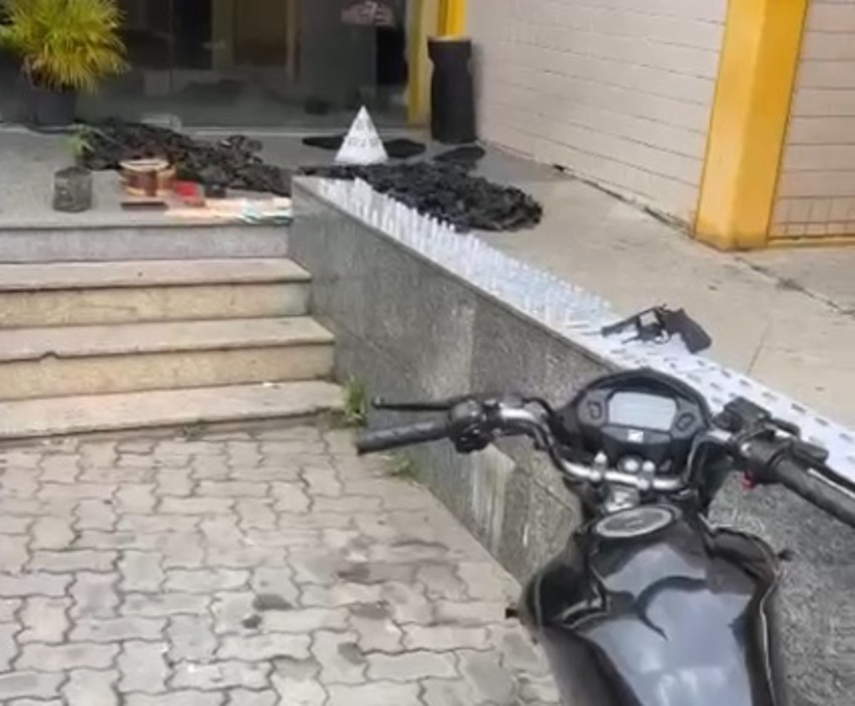 Dois jovens são presos em operação da PM contra o tráfico de drogas em Três Rios 