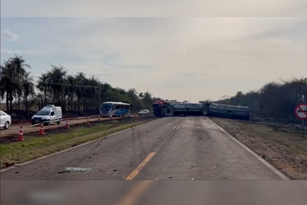 Desvio foi feito para que possa fluir o tráfego de veículos; pista segue interditada na manhã desta terça-feira (30) — Foto: Prefeitura de Rosana/Reprodução