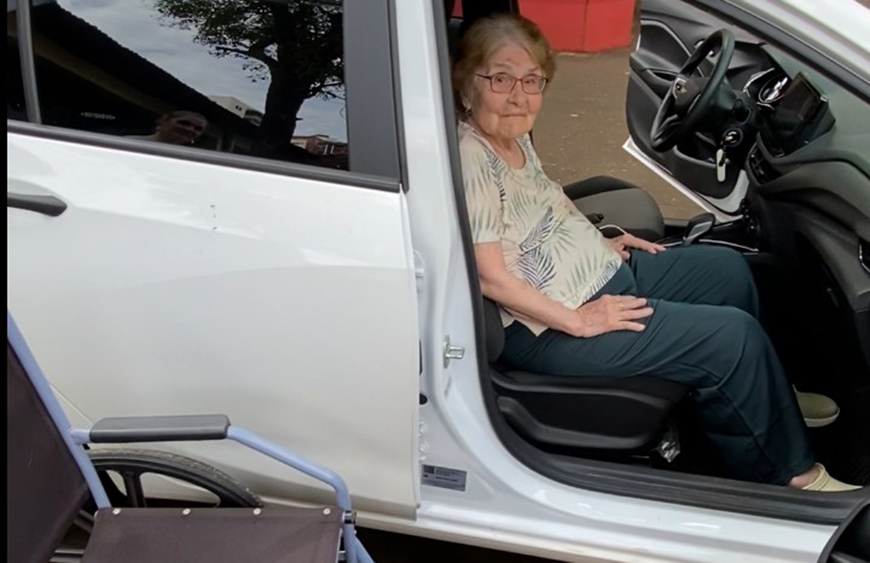 Mulher cadeirante de 96 anos consegue votar em local sem acessibilidade após três horas de espera e com ajuda de repórteres