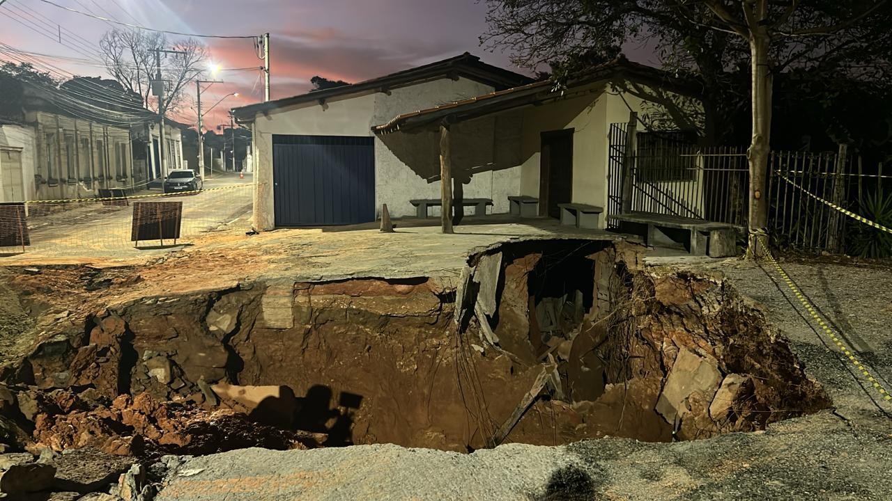 Adutora rompe e afeta cerca 40 bairros em Santa Luzia, na Grande BH; VÍDEO