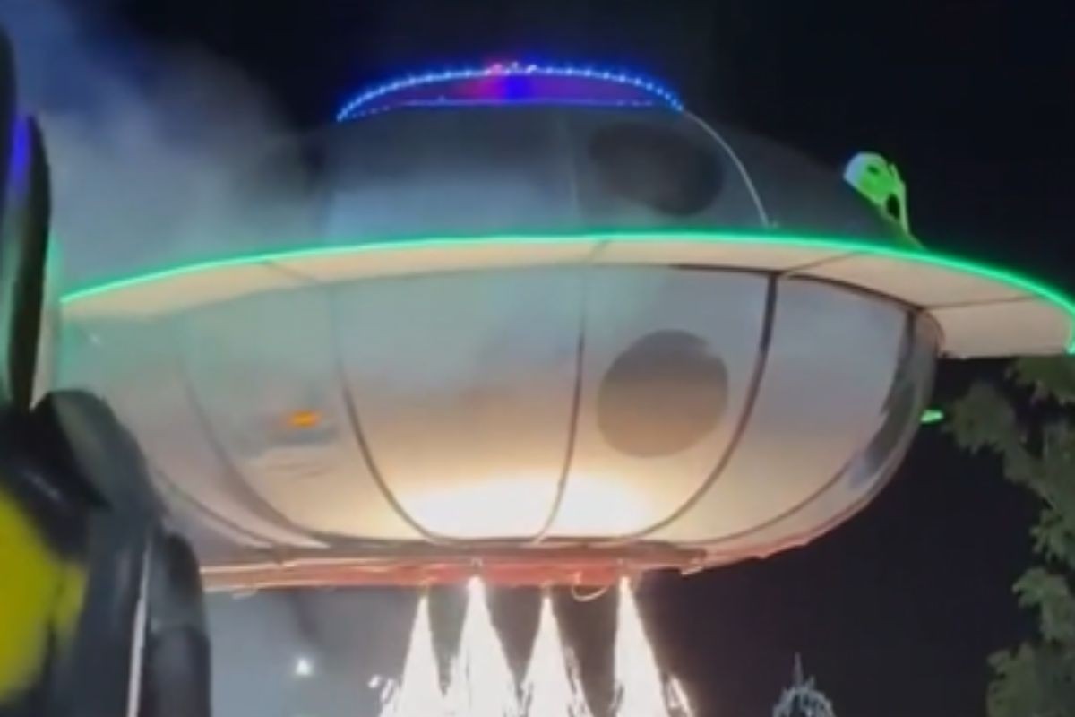 VÍDEO: Papai Noel 'pousa' de nave em praça de MS