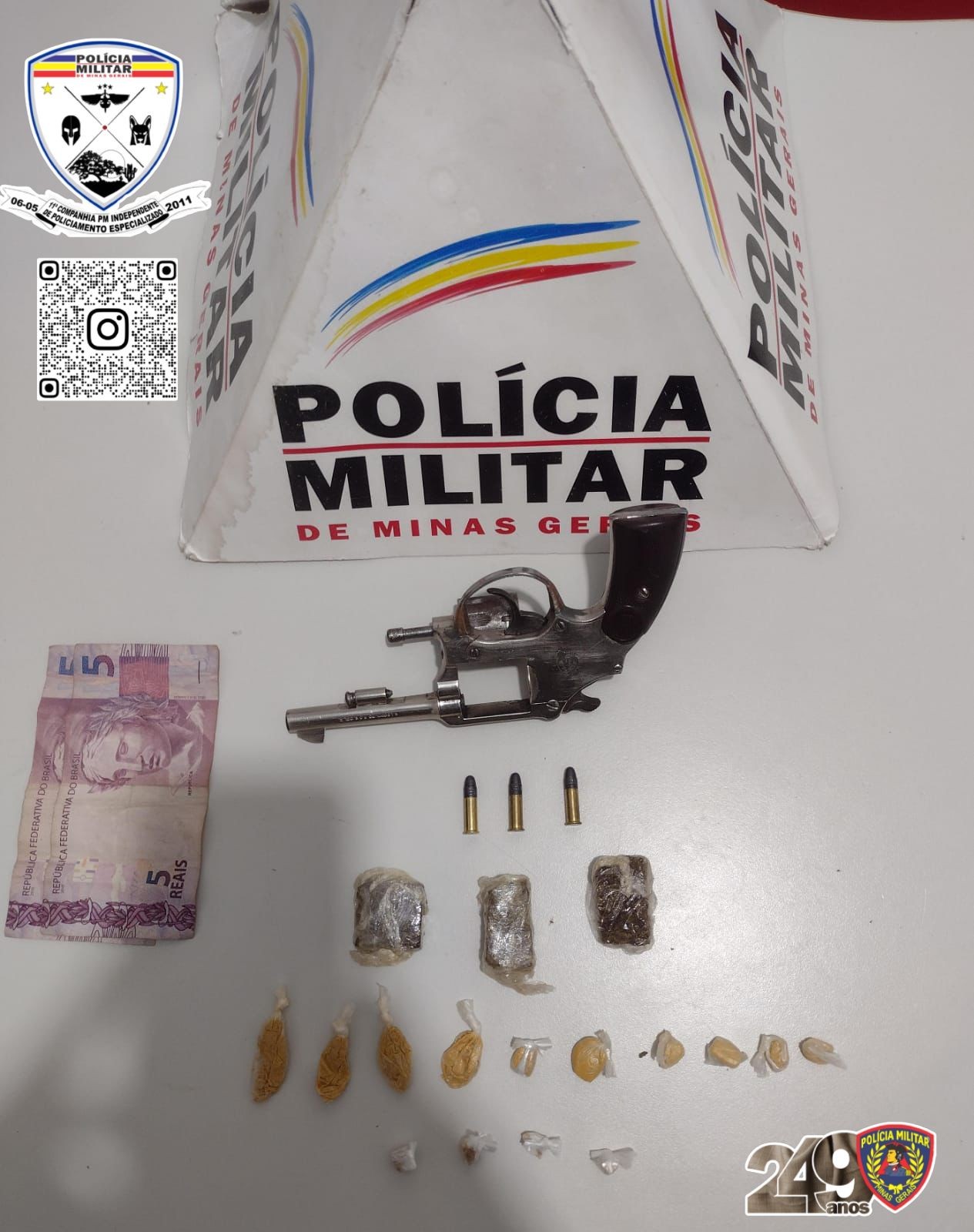 Mulher é presa com drogas e arma quando a PM verificava denúncia de que casal estaria traficando entorpecentes