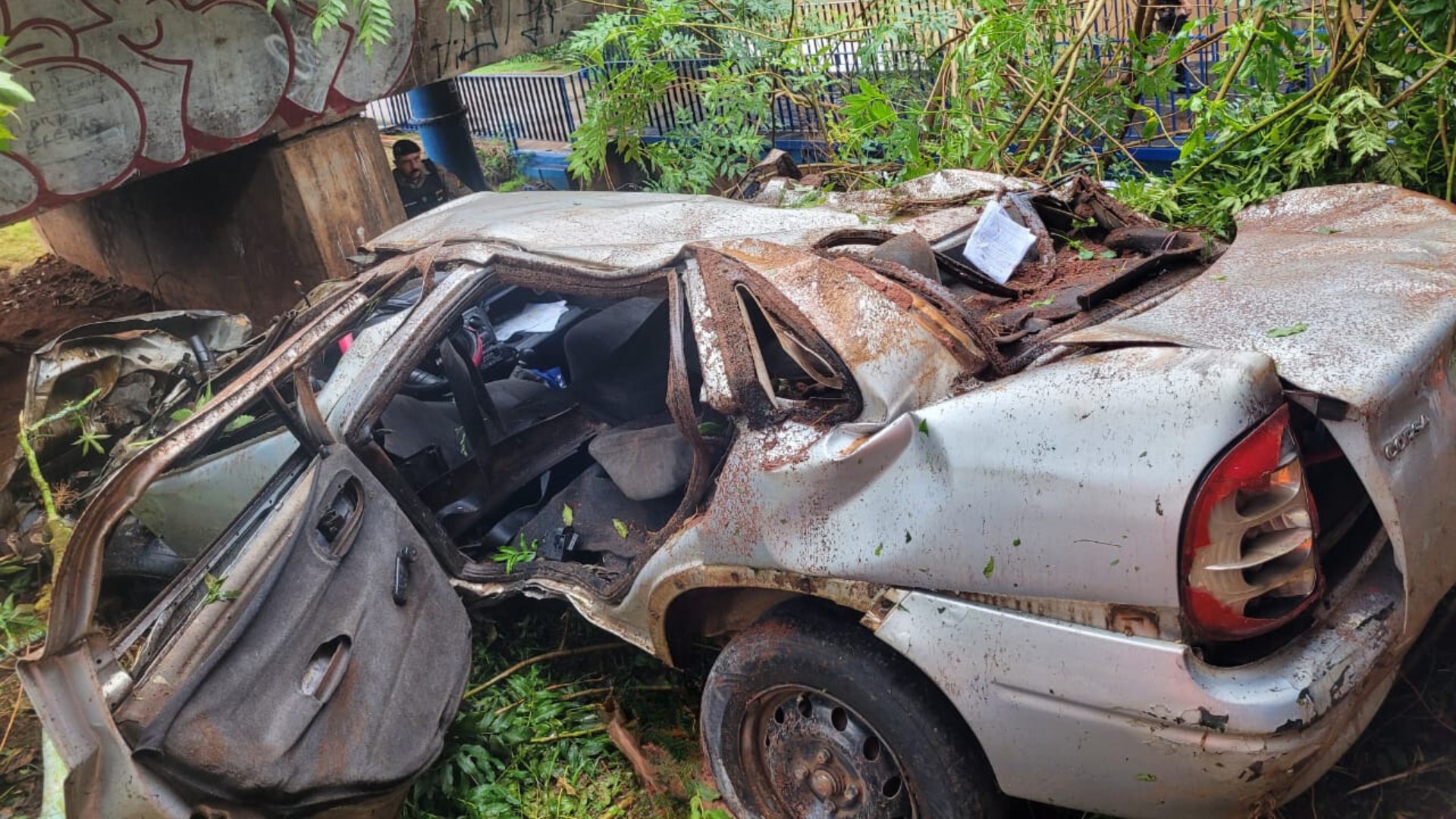 Homem morre ao capotar carro e cair de viaduto da Avenida Getúlio Vargas, em Uberlândia