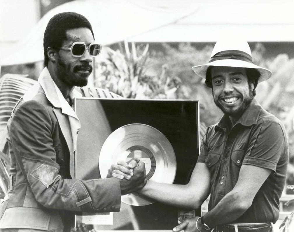 Sergio Mendes recebendo disco de ouro com Stevie Wonder, em 1974, pela música "Bird of beauty" — Foto: Divulgação