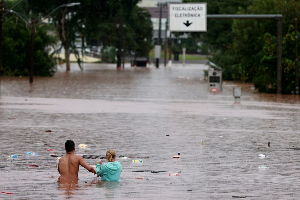 Moradores se movimentam nas águas do Rio Taquari em Encantado, no Rio Grande do Sul — Foto: Reuters/Diego Vara