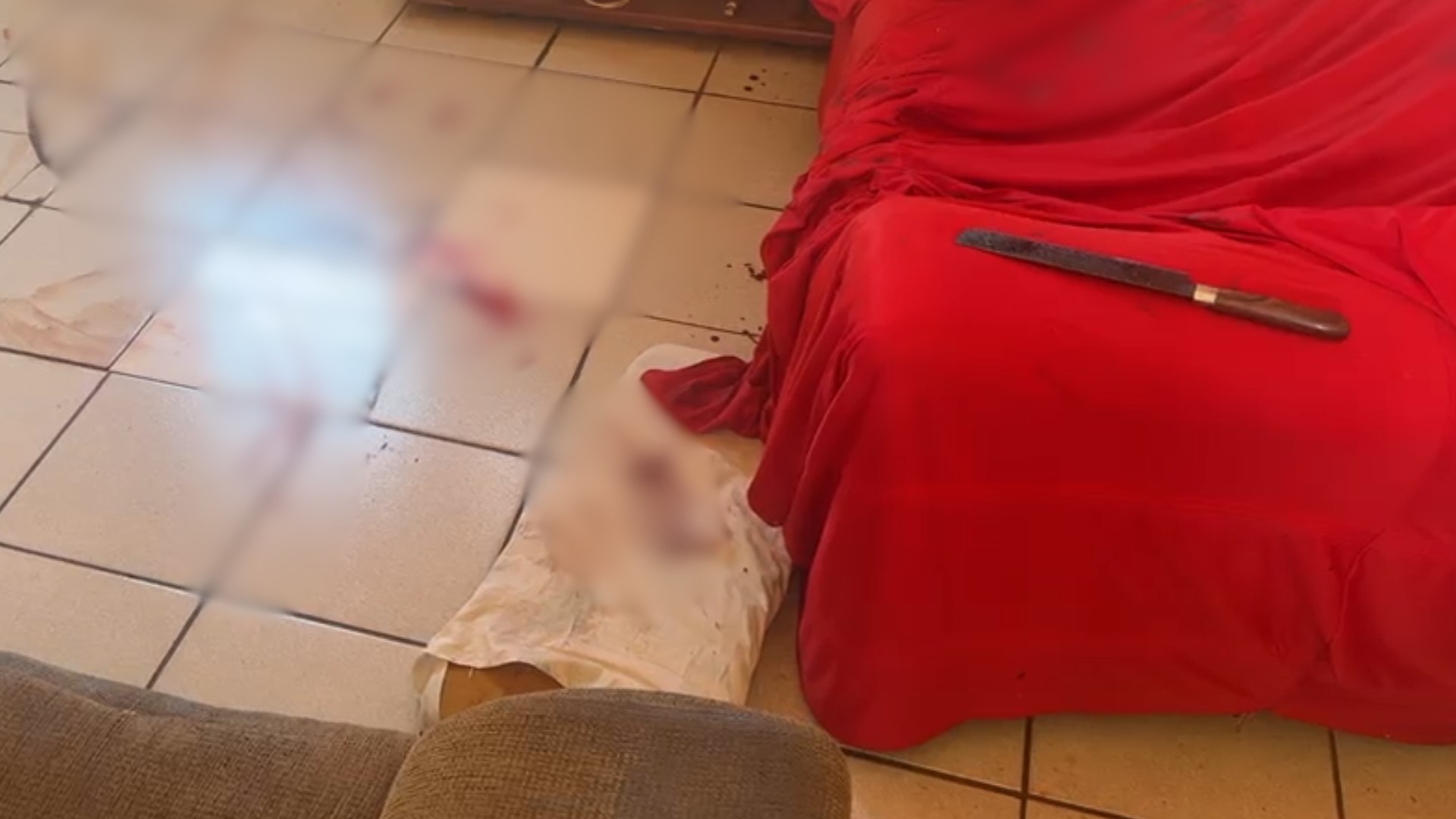 Mulher sentada no sofá é morta pelo marido com facadas no pescoço em MG