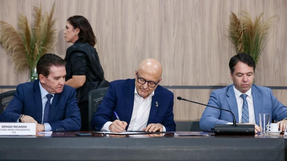Governador Otaviano Pivetta (Repúblicanos), procurador-geral de Justiça, Rodrigo Fonseca, e presidente do TCE-MT, Sérgio Ricardo, assinaram o acordo. — Foto: Secom