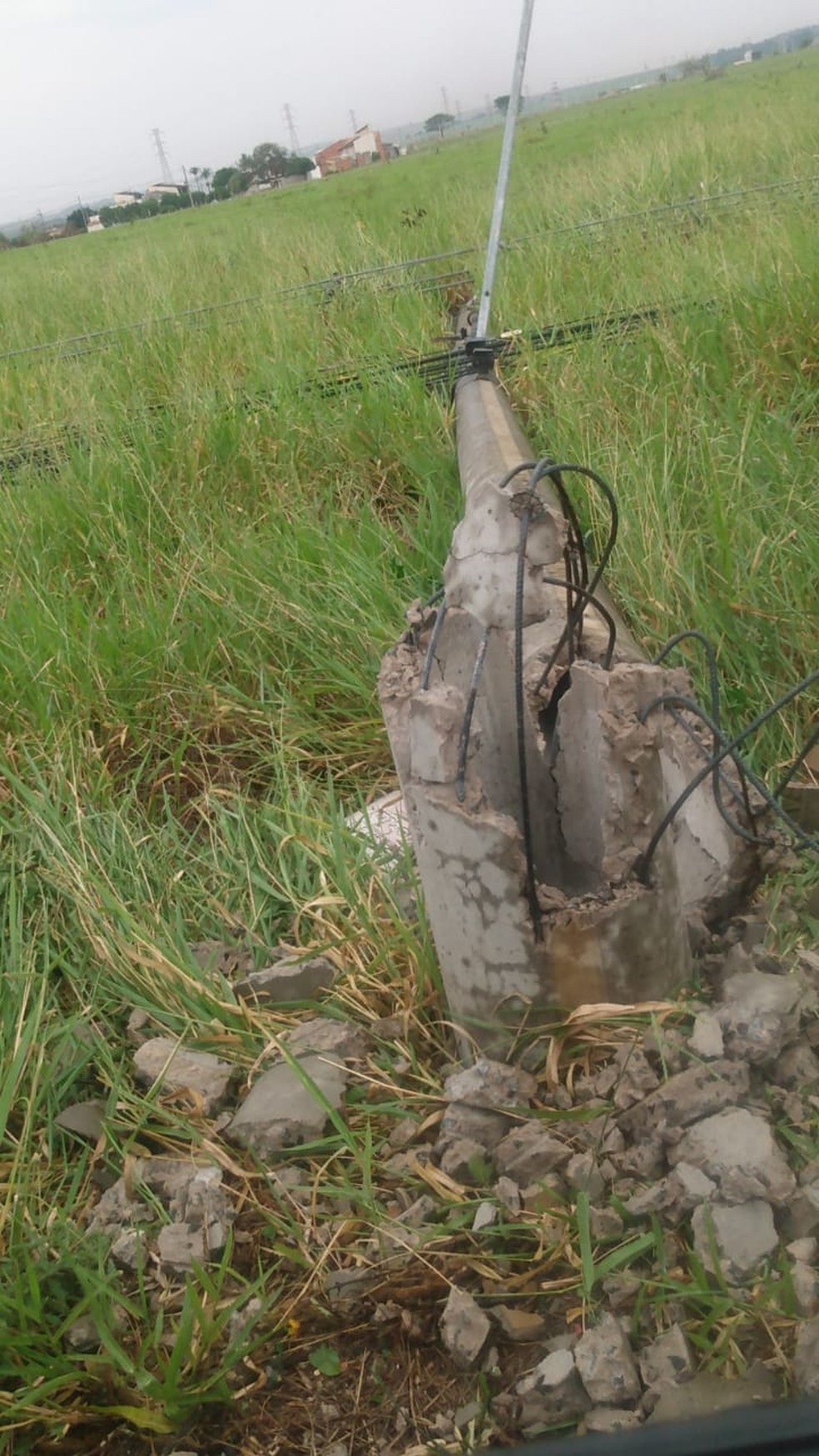 Postes caem durante temporal na BR 277, região do Trevo da Portal