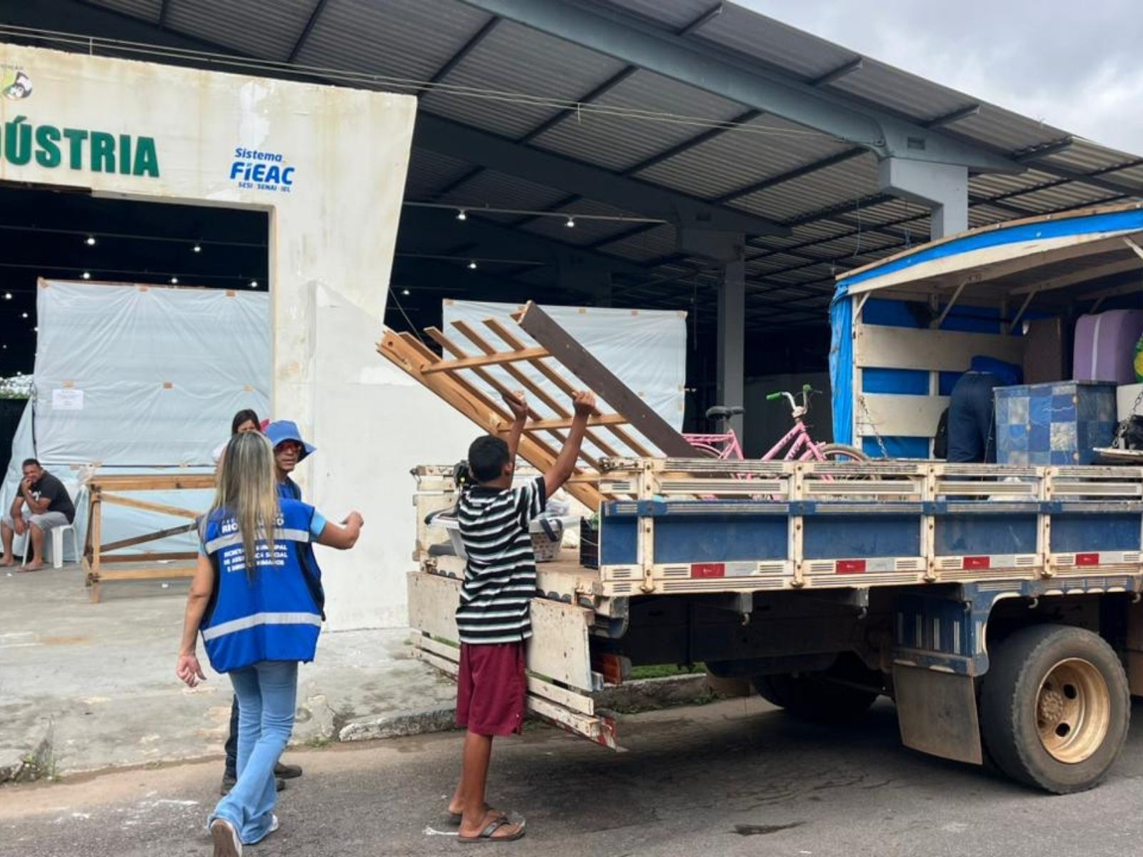 Com Rio Acre abaixo dos 10 metros, famílias desabrigadas deixam Parque de Exposições: 'Ótimo voltar para casa'