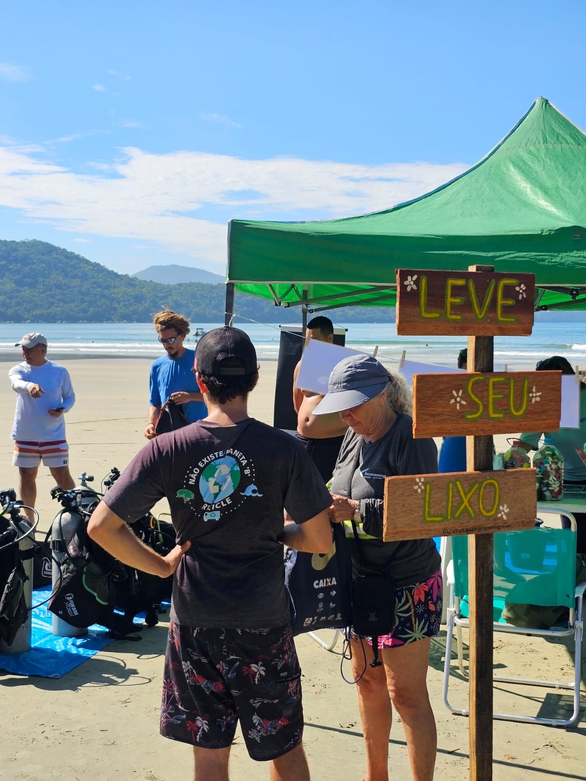 'Eco Folia': mutirão recolhe 953 kg de plástico do mar e da areia em praia de Ubatuba