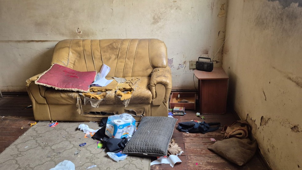 Homem foi localizado em uma casa em situação insalubre — Foto: Polícia Militar