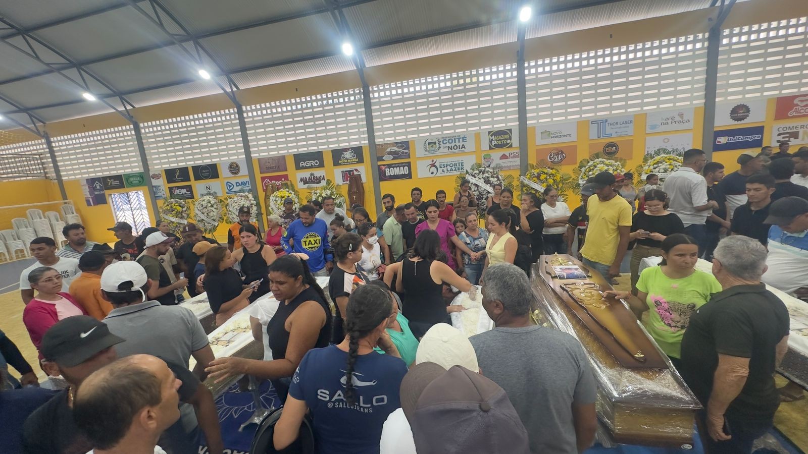 Velório coletivo: corpos de vítimas mortas em acidente de ônibus em AL são velados em ginásio