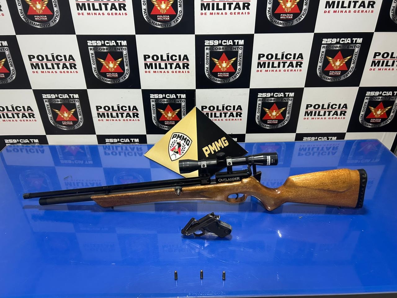 Homem que estaria em atrito com grupo chefiado por detento é preso com armas em Buritizeiro