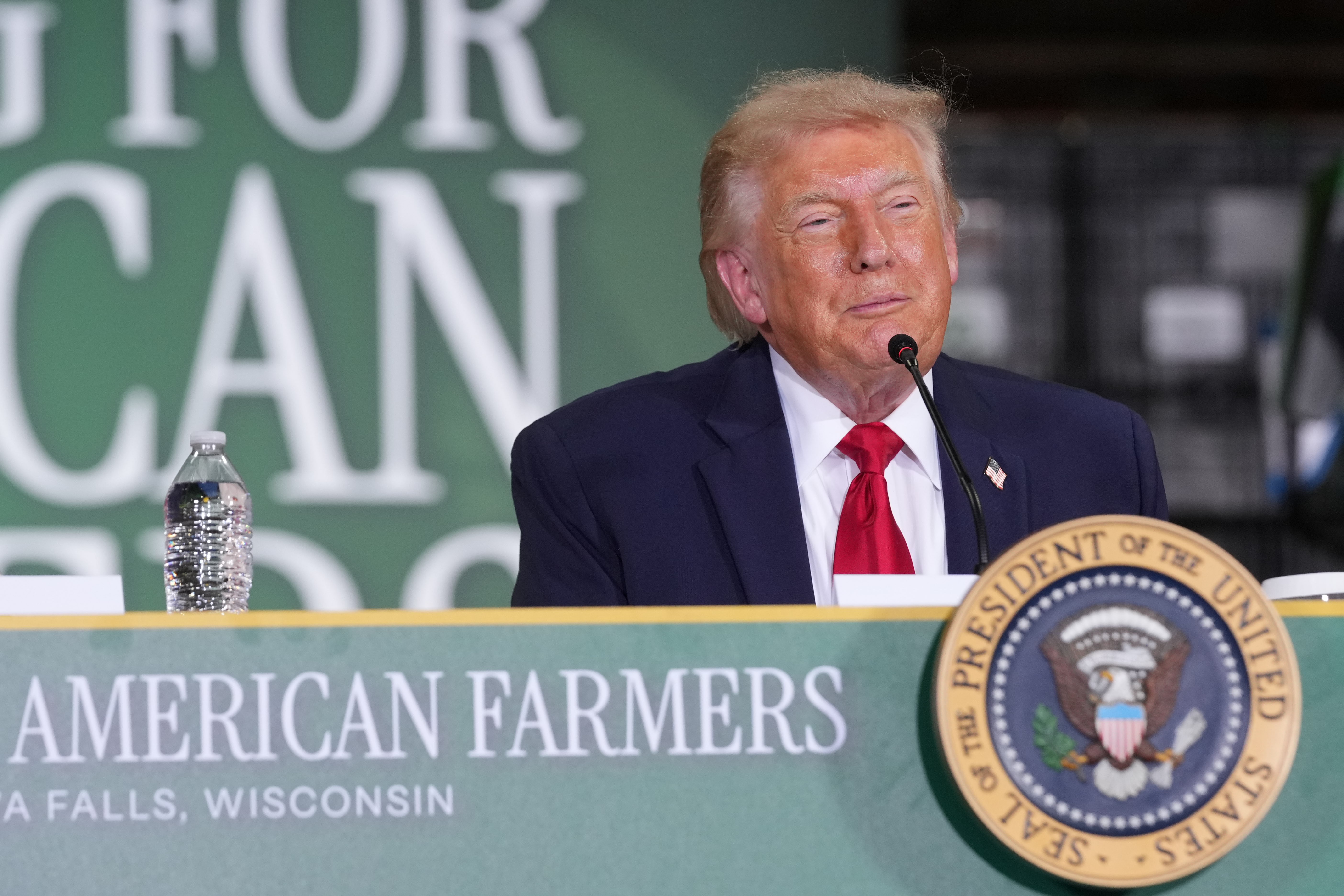 Trump abandona entrevista a emissora dos EUA após insultar jornalista e criticar imprensa; VÍDEO