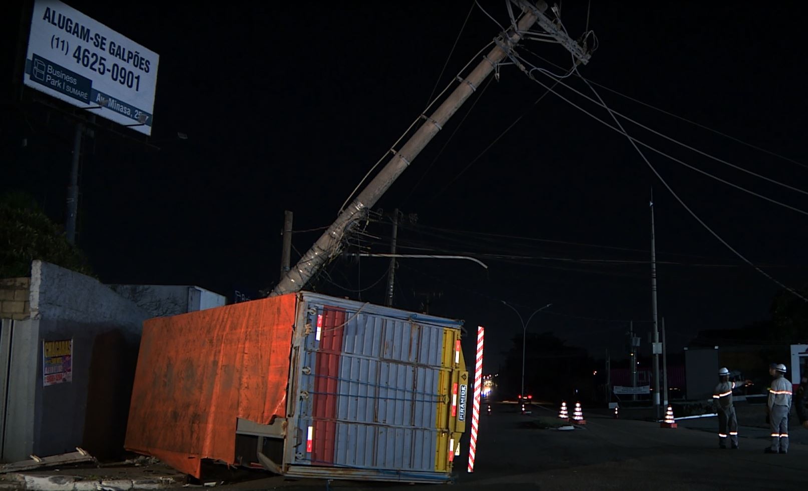 Caminhão atinge postes de energia e tomba em Sumaré