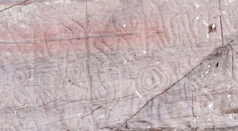 Detalhe do painel de gravuras rupestres, localizado na parede do abrigo rochoso, na parte superior. — Foto: MPF