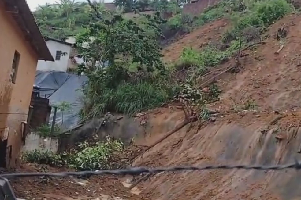 Barreira deslizou no bairro do Passarinho, no Recife, e provocou mortes de mãe e filha — Foto: Reprodução/TV Globo