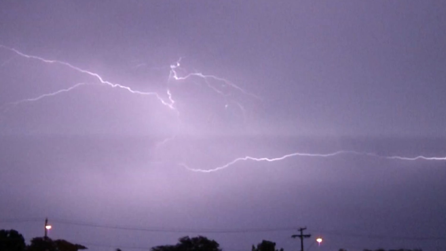Homem que morreu após queda de raio no Tocantins tocou em cancela de ferro durante a formação de temporal, diz PM