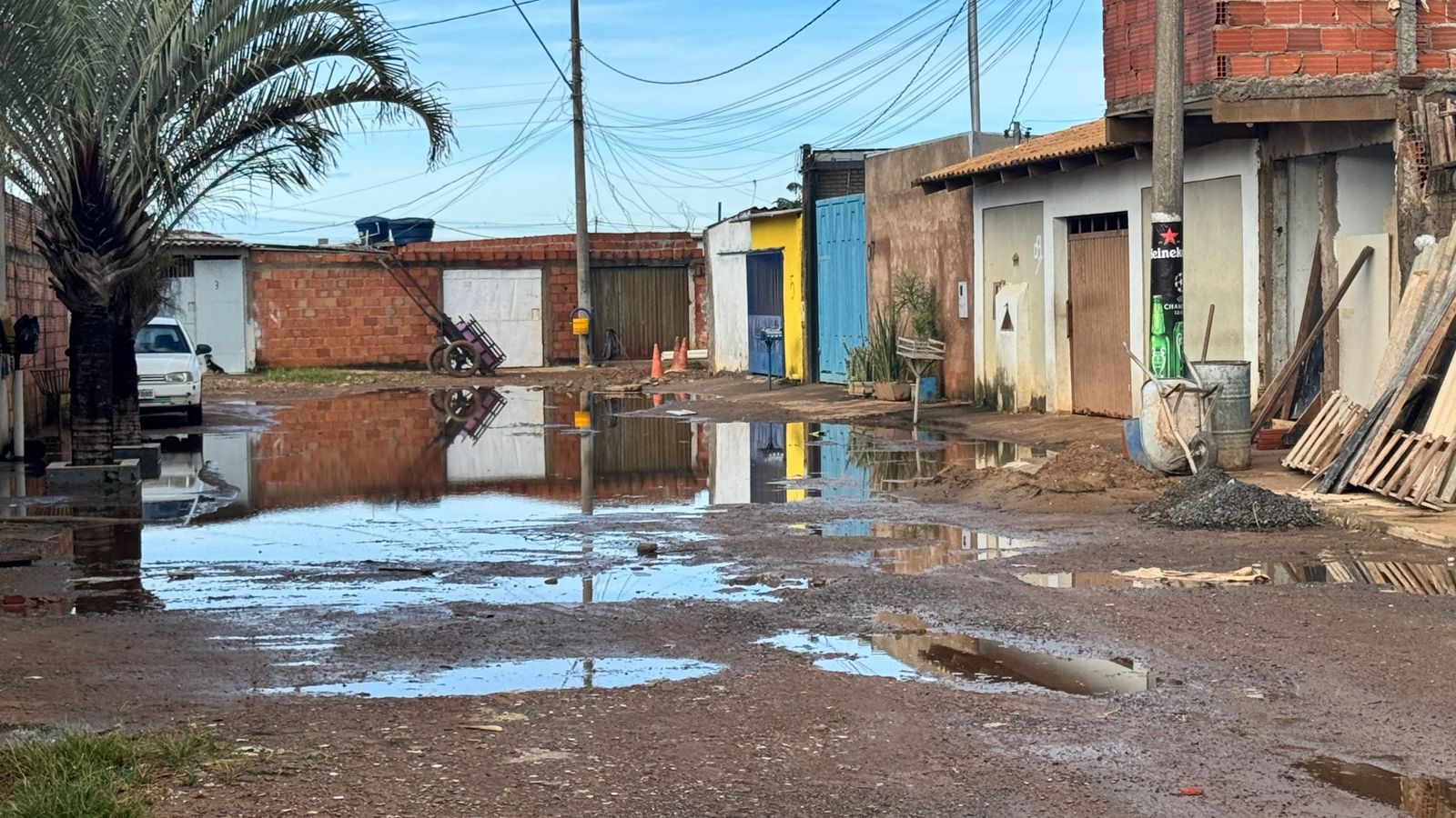 Chuva alaga vias e água invade casas na região leste de Uberlândia