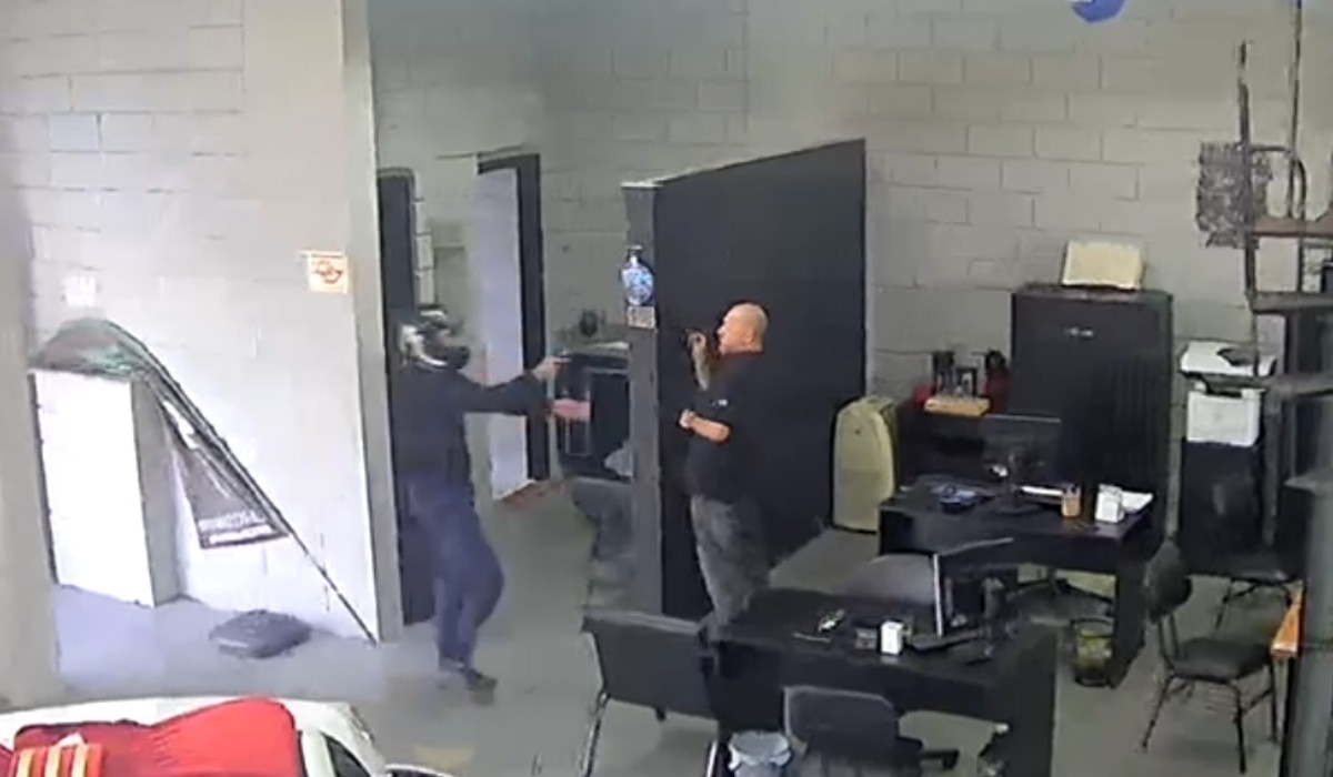 Câmera flagra gerente rendido por criminosos armados em roubo a loja de veículos em Hortolândia