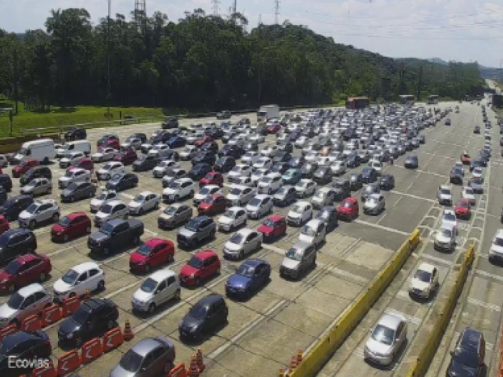 Sol, calor e congestionamento: estradas para o litoral de SP têm trânsito intenso neste sábado