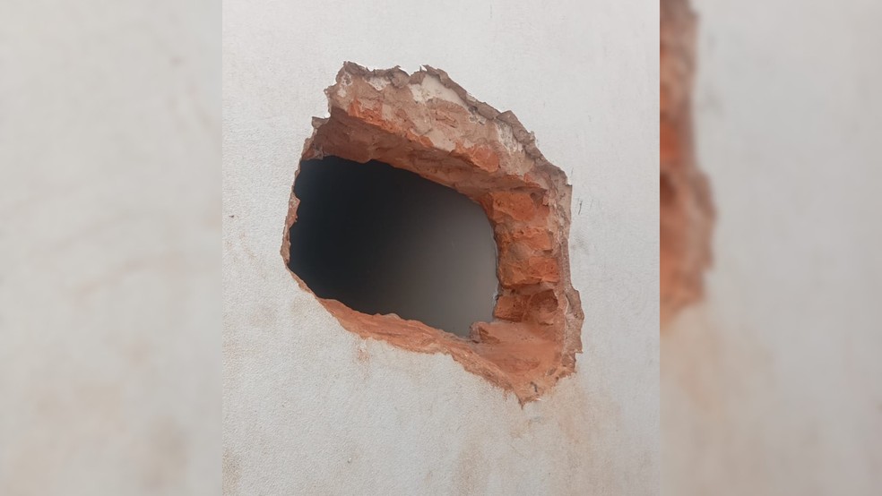 1 de 3
Criminosos abrem buraco para furtar joalheria em S&atilde;o Manoel &mdash; Foto: Pol&iacute;cia Militar/Divulga&ccedil;&atilde;o