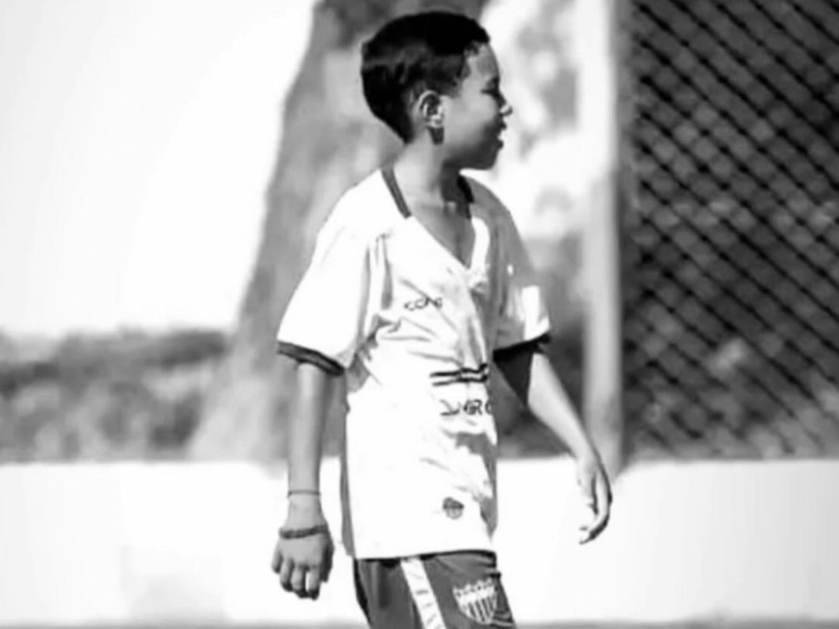 Adolescente que morreu eletrocutado ao tentar pegar bola em lote vago sonhava em ser jogador de futebol