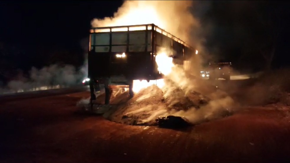 Carroceria de carreta ficou destruída em incêndio — Foto: Bombeiros/Divulgação