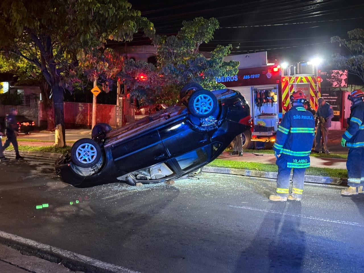 Duas pessoas ficam feridas após veículo capotar em avenida de Sorocaba