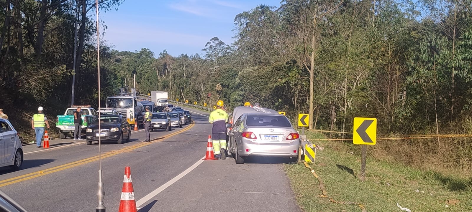 Acidente deixa uma pessoa morta, duas gravemente feridas e interdita Mogi-Bertioga