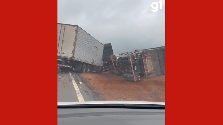 Acidente entre caminhão e carreta deixa uma pessoa morta na BR-163 em MT