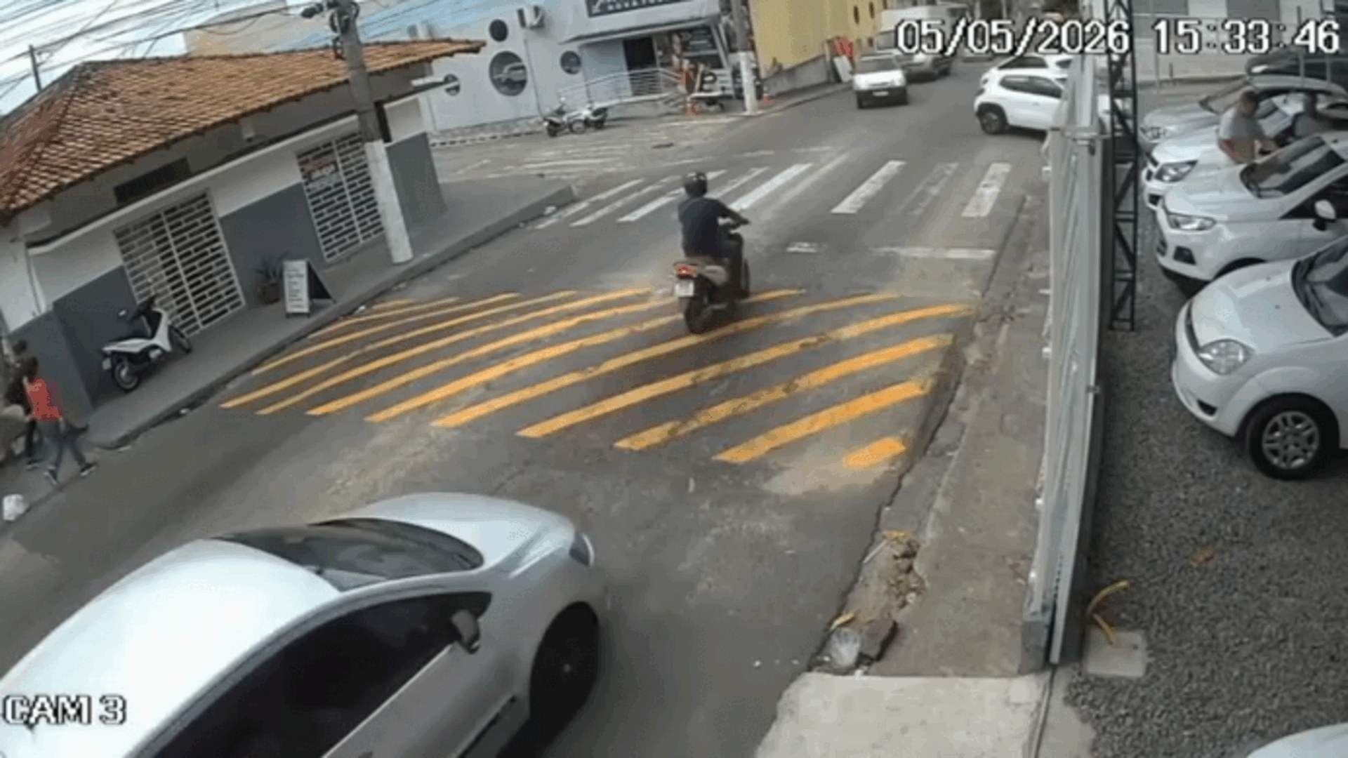 VÍDEO: motociclista é arremessado e gira no ar após bater em carro em Linhares