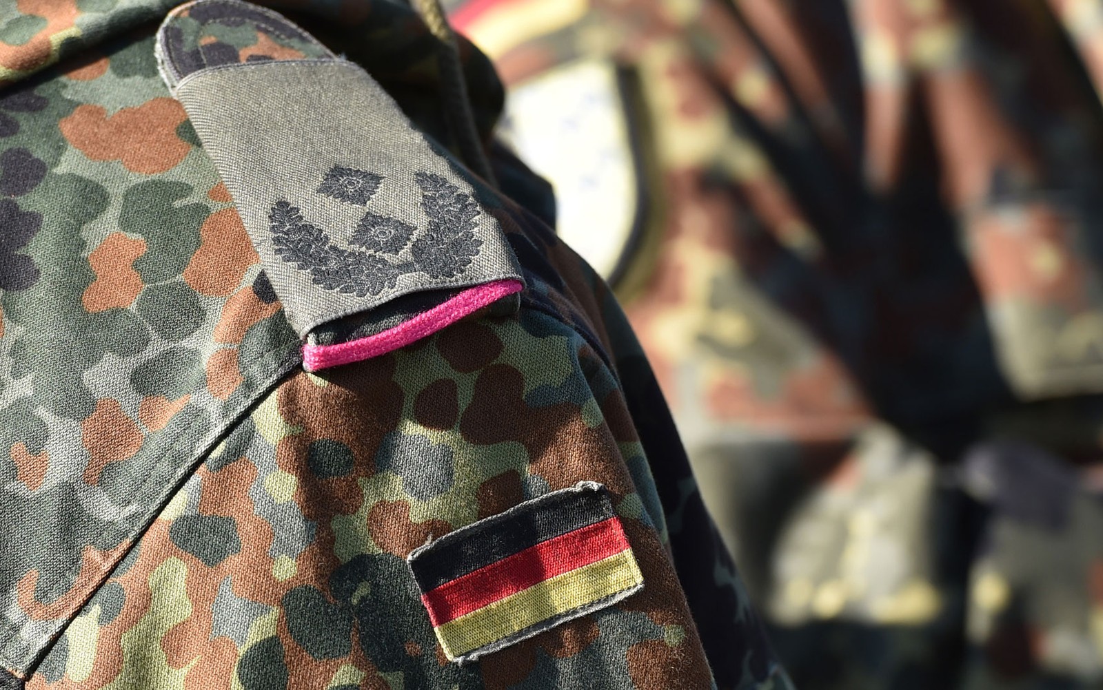 Homens com menos de 45 anos vão precisar de autorização militar para deixar a Alemanha por mais de 3 meses