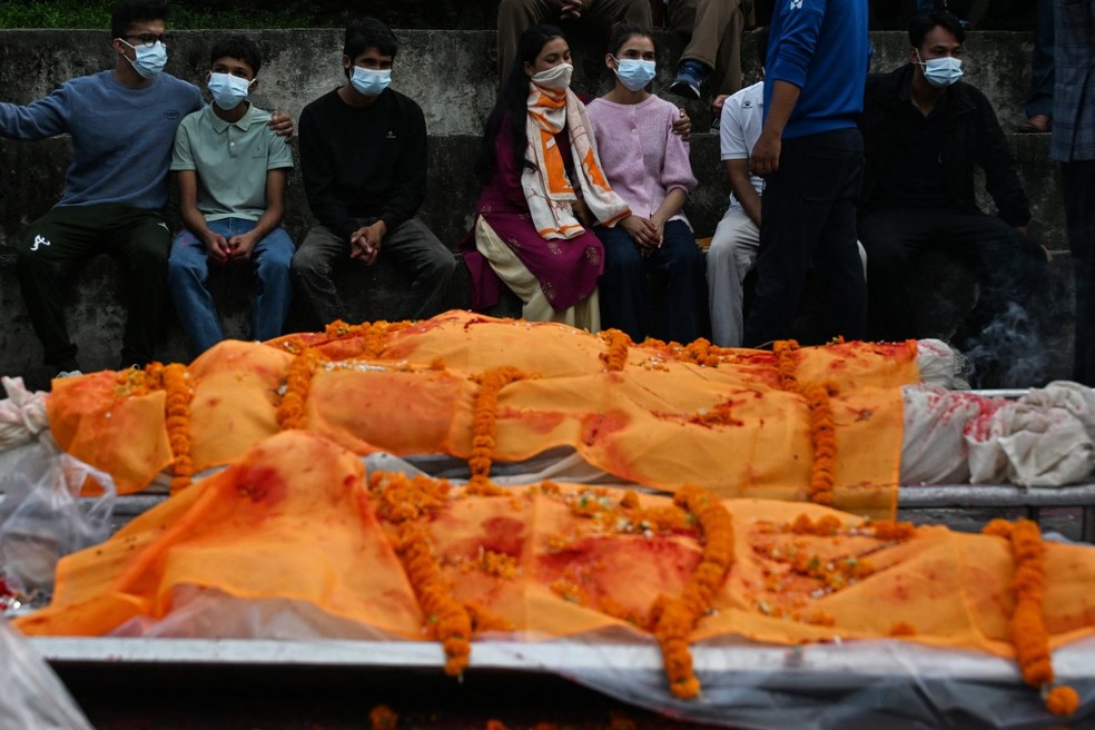 Velório de vítimas da avalanche no Nepal em templo de Katmandu, em 2 de setembro de 2026 — Foto: Prakash Mathema/AFP