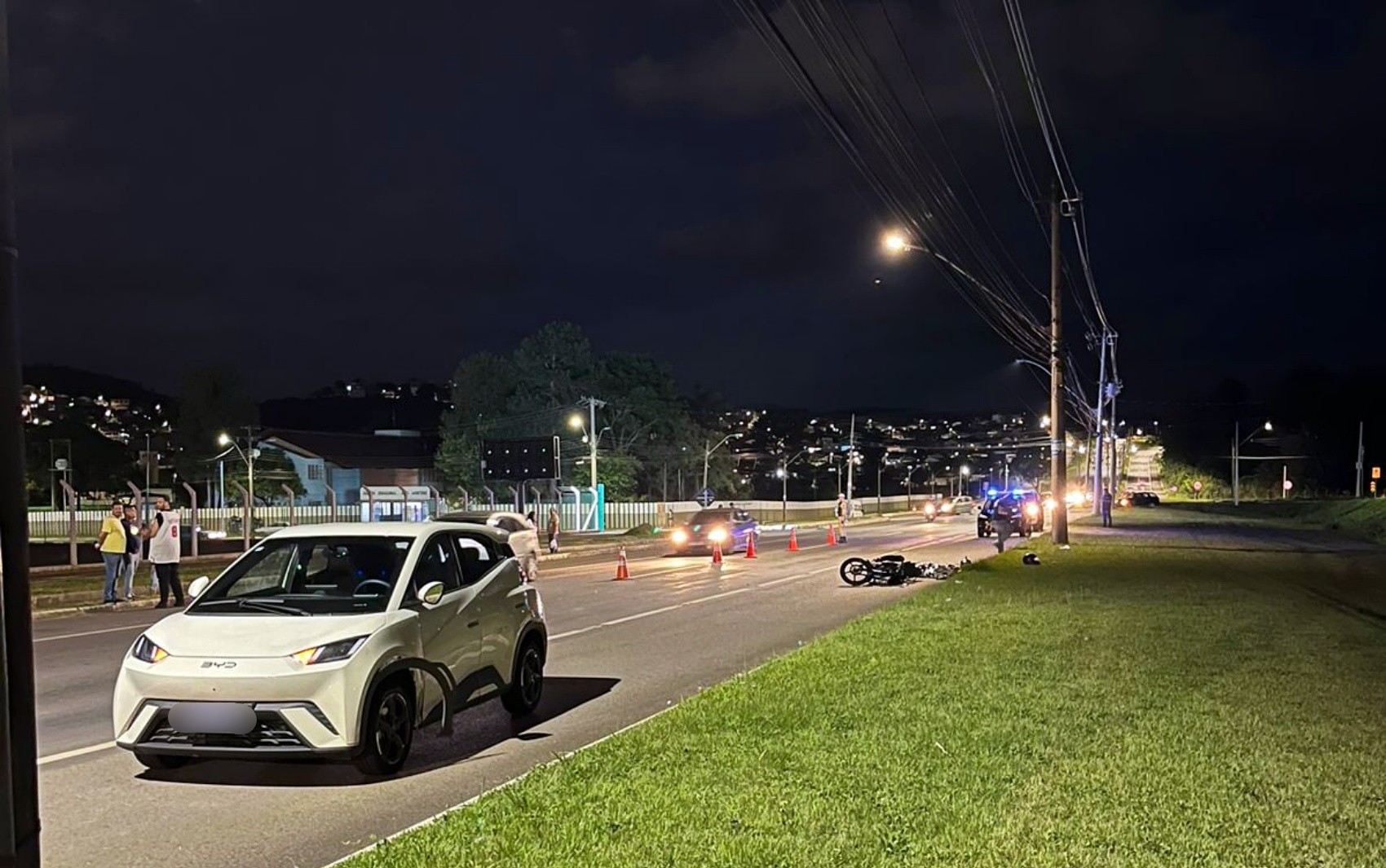 Jovem morre após batida entre carro e moto em Poços de Caldas, MG