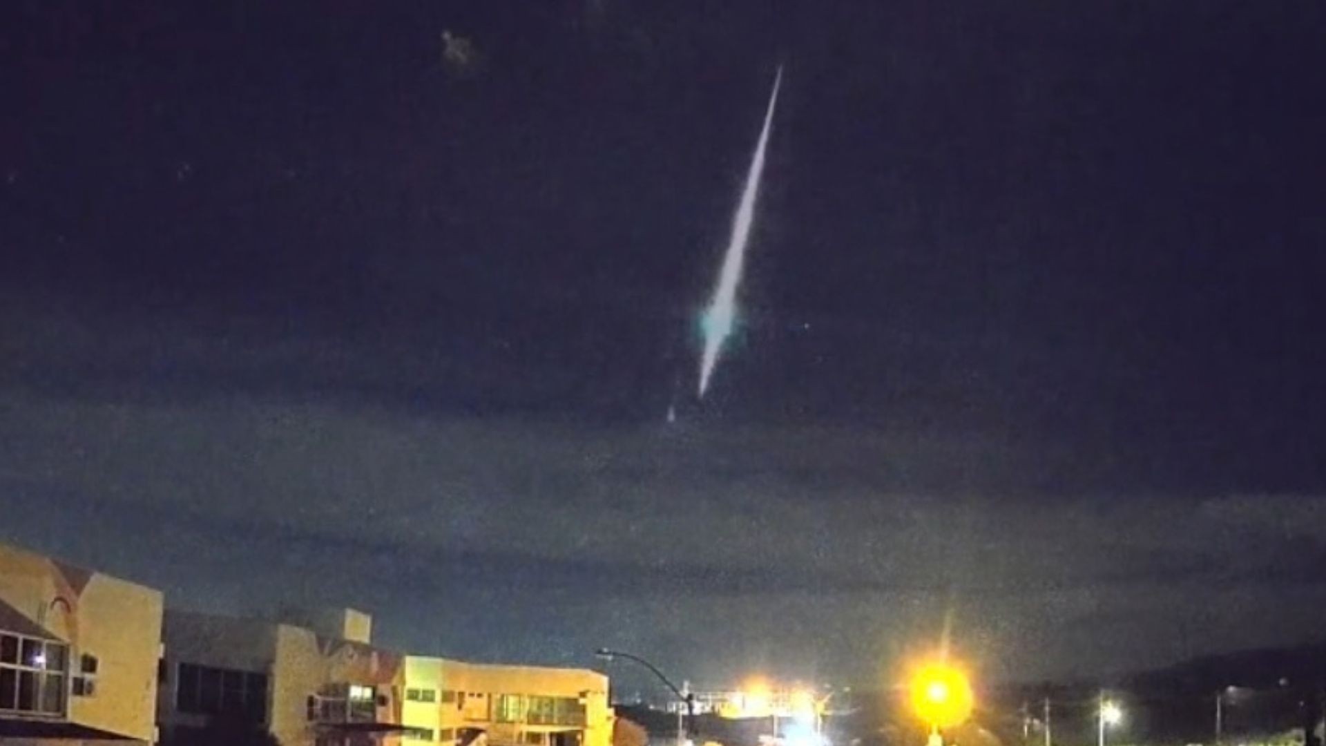 VÍDEO: meteoro 'bola de fogo' cruza o céu do RS em alta velocidade na madrugada