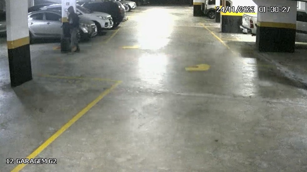 Suspeito aparece na imagem com capuz; Ele carrega mala do dentista encontrado morto em Salvador — Foto: Acervo pessoal