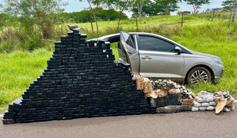 Com carro lotado de drogas, motorista tenta escapar de abordagem policial, mas acaba preso após colidir em canaleta